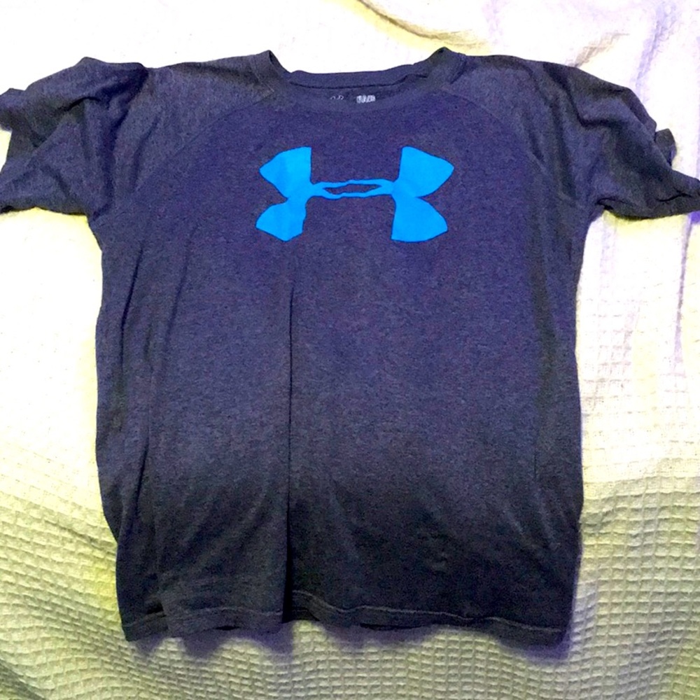 Under armor dark gray T-shirt
